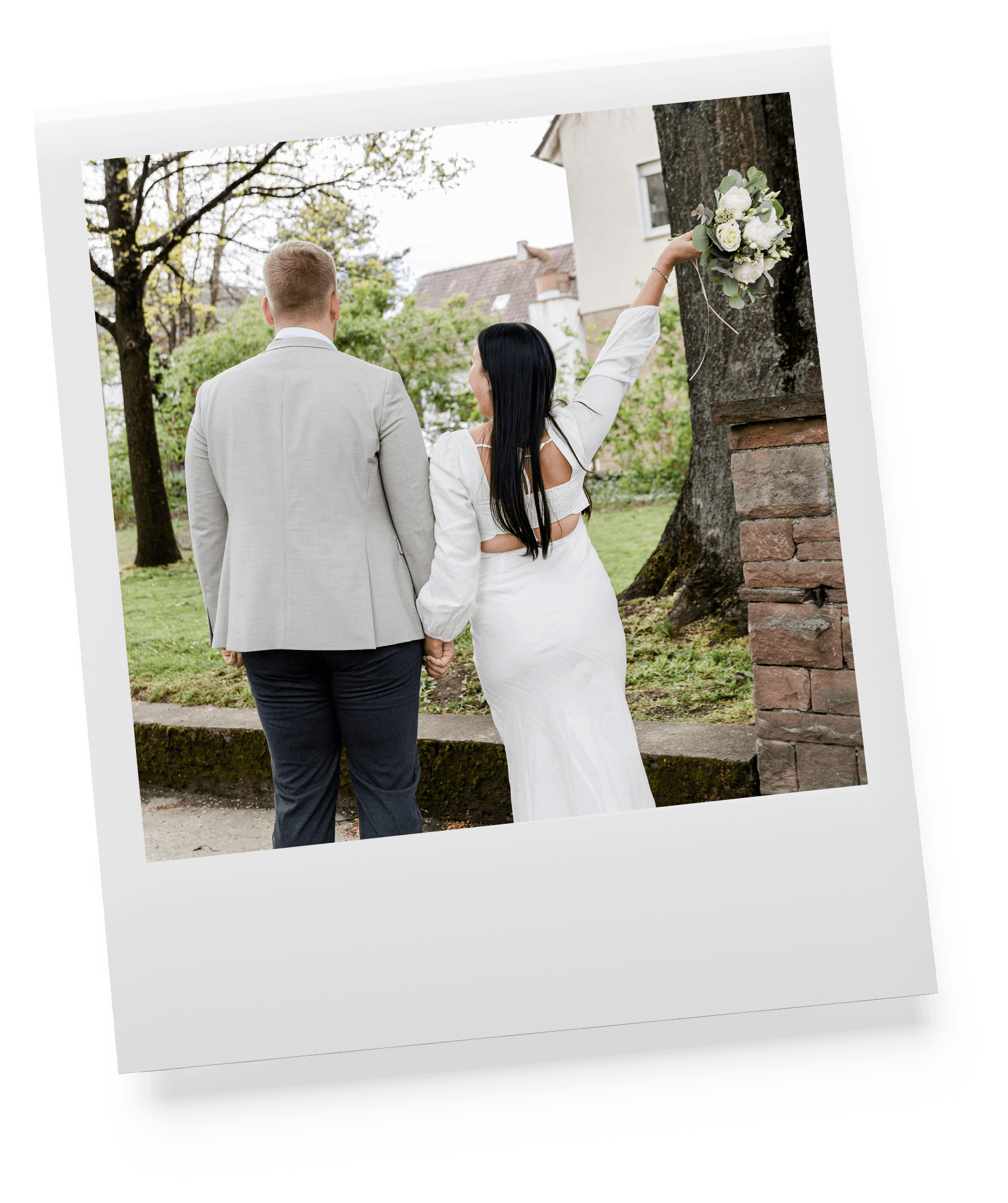 Brautpaar feiert Hochzeitstag, von hinten fotografiert in Leinfelden